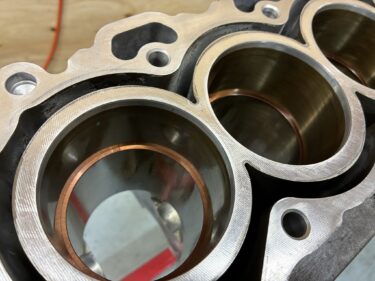 ロータスのエンジンも加工から戻ってきているので、組み付け開始。