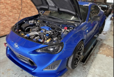 トラストターボキットを装着したワイドボディのBRZ。